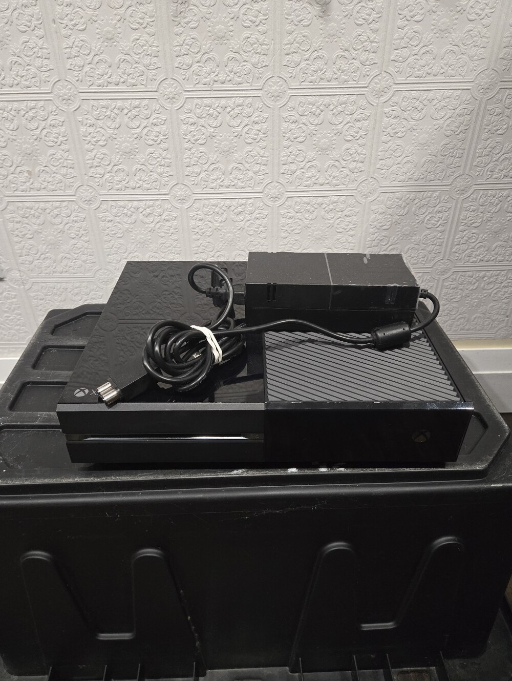 Xbox One Console (Original Model 1540) - Picture 2 of 12